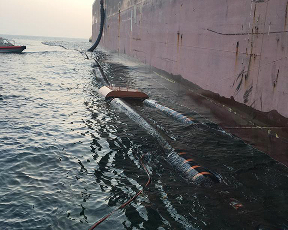 דליפת נפט מול חופי אשקלון, צילום: עמיר ורד
