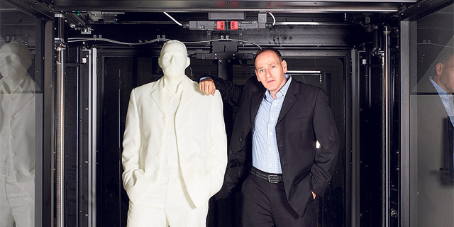 המנכ"ל ארז צימרמן בתוך מדפסת הענק, צילום: חברת מאסיבית 