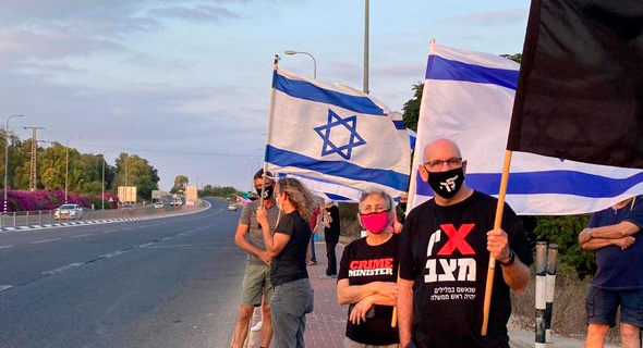 מפגינים בצומת יד מרדכי, ליד אשקלון, צילום: הדגלים השחורים