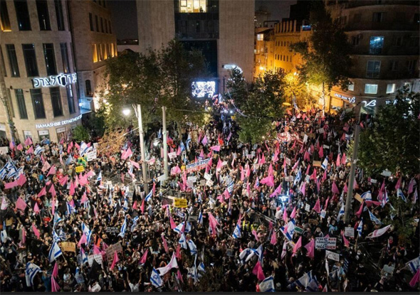 מאות מפגינים בכיכר ציון בירושלים, הערב