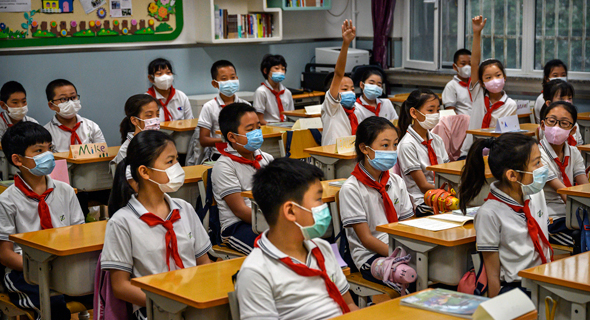 כיתה בבית ספר בסין לומדת בזמן המגפה