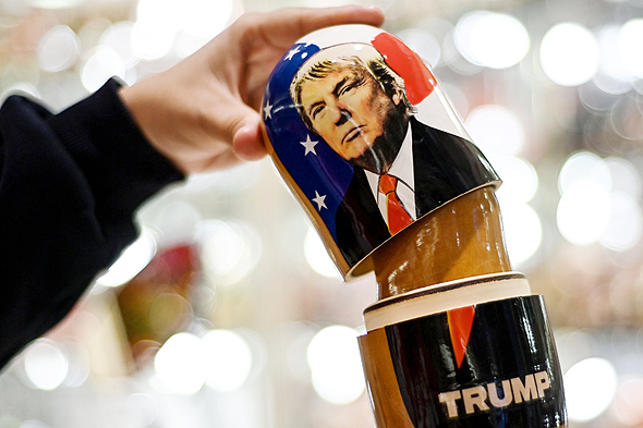 בובת עץ מסורתית של טראמפ בחנות במוסקבה