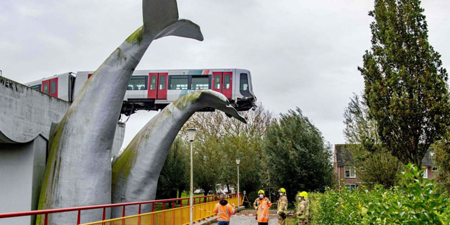 רוטרדם: רכבת פרצה מחסום וניצלה בזכות פסל של לווייתן