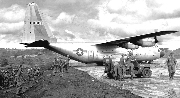 מטוס הרקולס בזירת וייטנאם, צילום: USAF