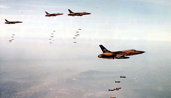 מנסים שוב. F105 מטילים פצצות, צילום: USAF