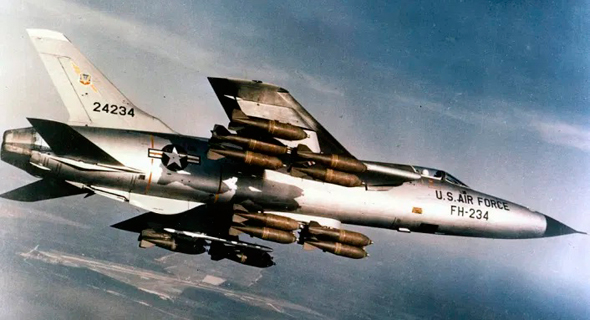 מפציץ מדגם F105 עמוס פצצות, בדרכו למטרה, מקור: USAF