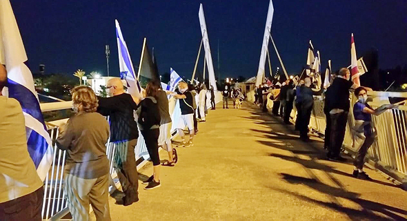 מפגינים בגשר דרורים , צילום: הדגלים השחורים