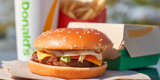 המבורגר צמחי תחליף בשר מקדונלדס מקפלנט mcplant, צילום: איי אף פי