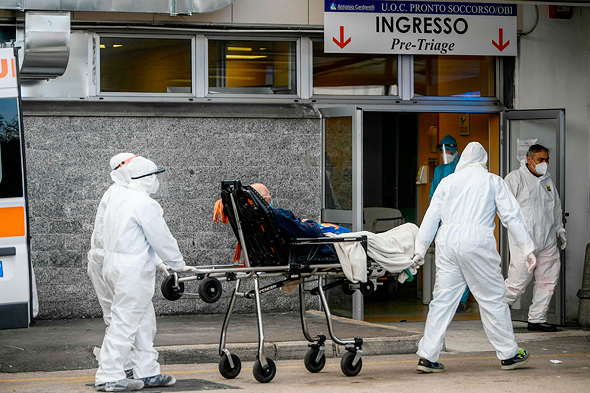 חולה קורונה בנאפולי, צילום: איי אף פי