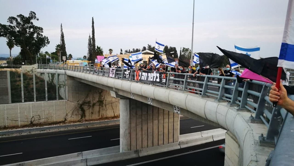 מפגינים בגשר טבעון, צילום: הדגלים השחורים 
