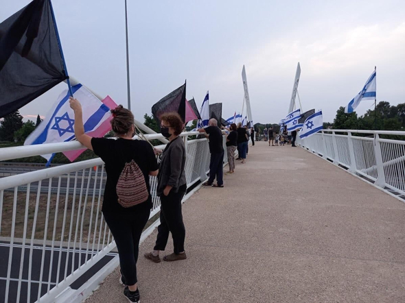 מפגינים בצומת דרורים, צילום: הדגלים השחורים 
