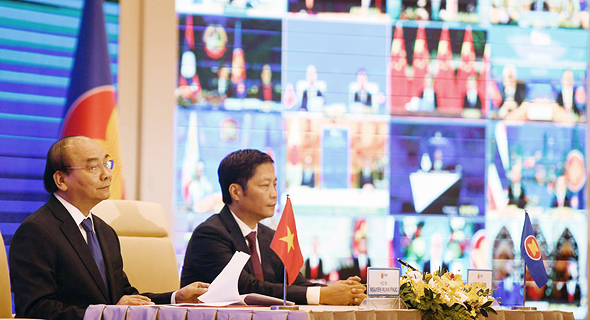 ר"מ וייטנאם ושר התעשייה והמסחר שלה בוועידה המקוונת היום, צילום: איי אף פי