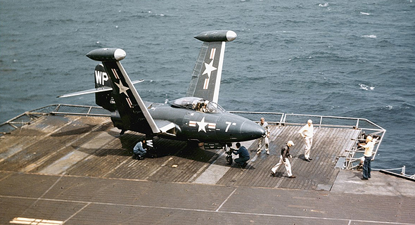 פנתר על מעלית נושאת מטוסים, צילום: USN