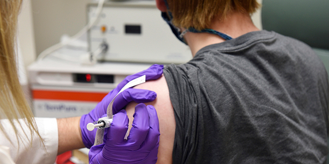 נסייין מקבל חיסון, צילום: איי פי 