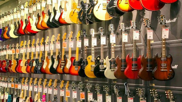 חנות של רשת Guitar Center