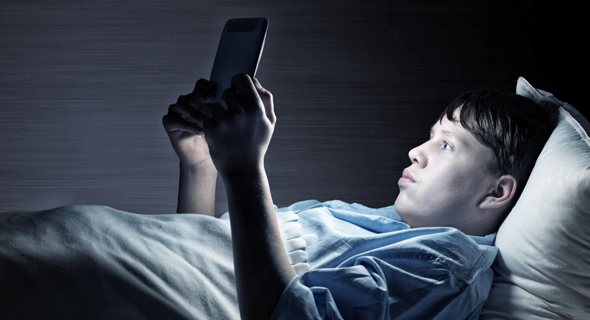 קריאה במכשיר נייד בחדר. מעוררת ומפריעה להירדם