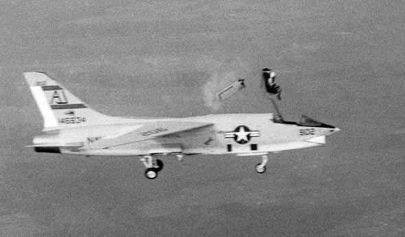 נטישת מטוס קרוסיידר, צילום: USN