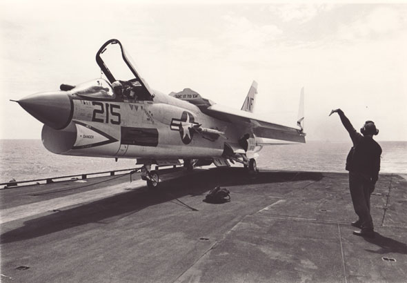 מטוס F8 קרוסיידר על סיפון נושאת מטוסים