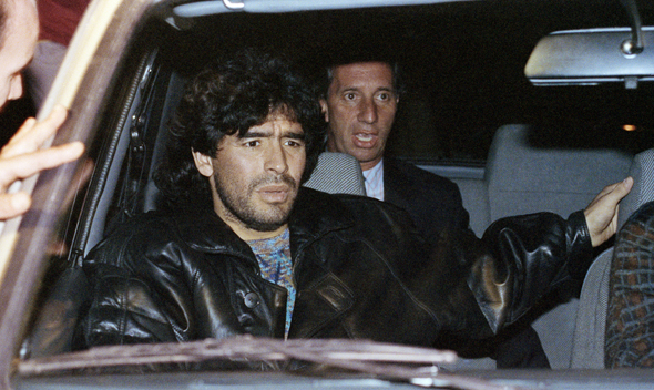 רגע השפל. מראדונה לאחר שנתפס בשימוש בסמים ב-1991. מאחור: מאמן ארגנטינה קרלוס בילארדו