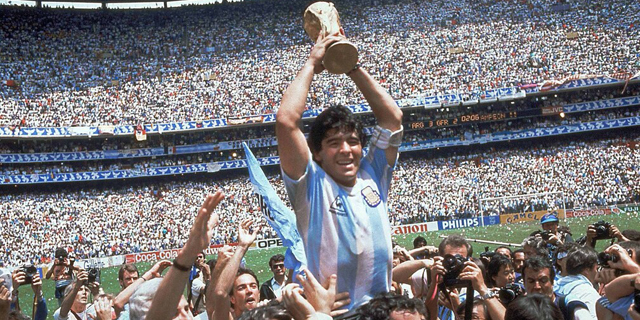 מראדונה מניף את גביע העולם ב-1986, צילום: איי פי