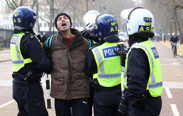 מעצר מפגין בלונדון, היום, צילום: רויטרס