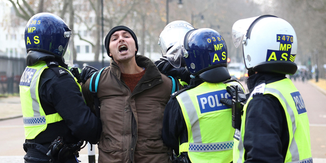 לונדון: עשרות נעצרו בהפגנה נגד מגבלות הקורונה 