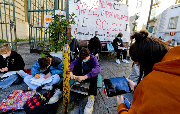 תלמידי תיכון מוחים בנאפולי נגד ההגבלות