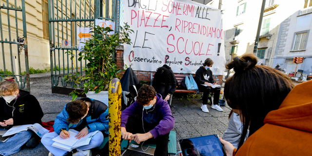 תלמידי תיכון מוחים בנאפולי נגד ההגבלות, צילום: אי פי איי