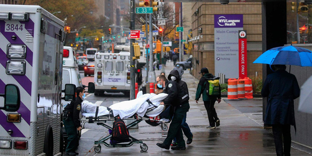 פינוי חולה בניו יורק, צילום: AFP