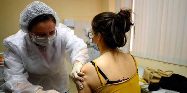 חיסון נגד קורונה במוסקבה , צילום: אי אף פי