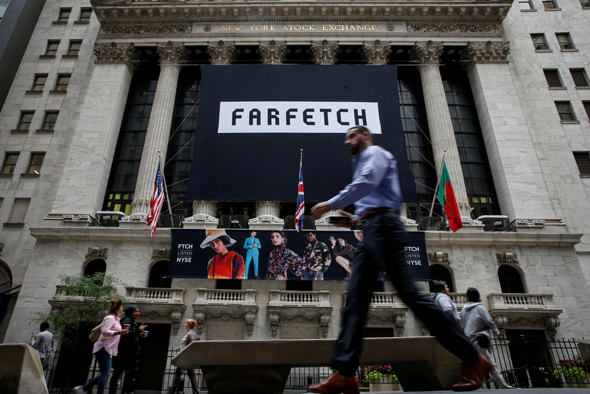 כרזה של Farfetch על בניין הבורסה בניו יורק