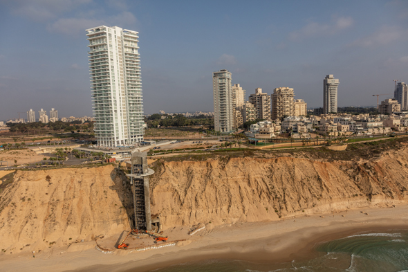 מלון איילנד ומעלית ירידה לחוף שאינה בשימוש, צילום: רן אליהו