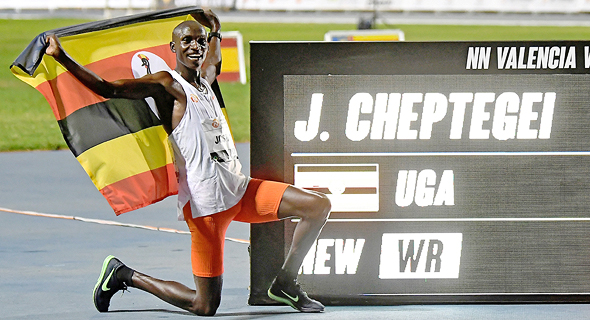 ג'ושוע צ'פטגאיי חוגג את שיא העולם שלו בריצת 10 ק"מ. העתיד באוגנדה נראה מבטיח