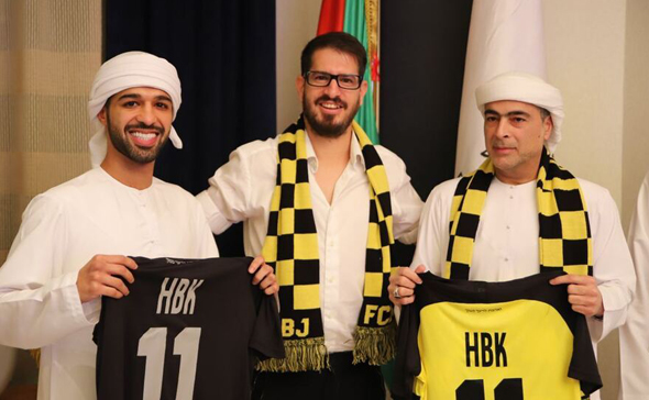 Sheikh Hamad bin Khalifa Al Nahyan (right) poses with Moshe Hogeg (center) and his son after agreeing to purchase 50% of Beitar Jerusale. Photo: Beitar Jerusalem
