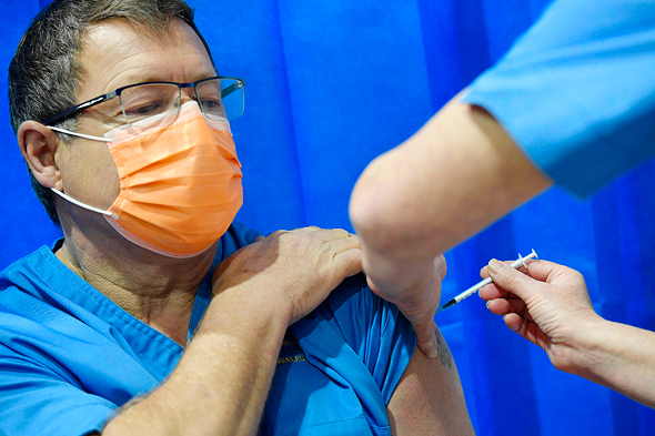חיסון של איש צוות רפואי בבית חולים בלונדון, צילום: איי אף פי