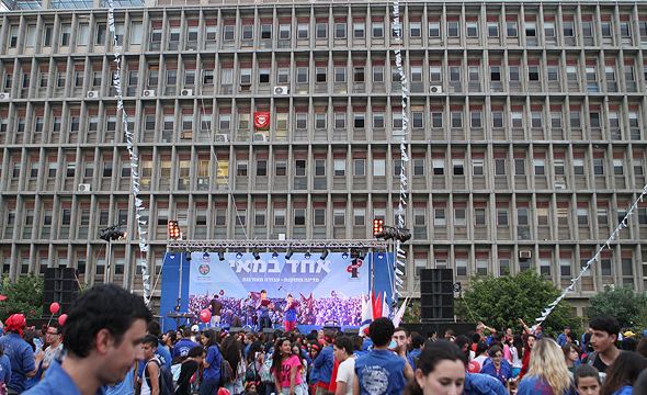 חגיגות האחד במאי על רקע המבנה האיקוני של בית הוועד הפועל, צילום: אילן קוסטיקה