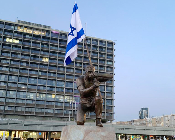הפסל "גיבור ישראל" של האמן איתי זליאט שהוצב בכיכר רבין בת"א