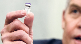 הבקבוקון בו יועבר החיסון של פייזר מוצג לפני ועדת ה־FDA בשימוע בשבוע שעבר. בשבוע הבא יתקיים דיון של ה־FDA באישור החיסון של מודרנה
