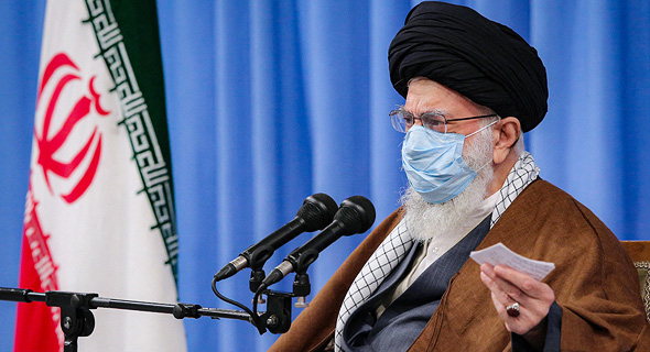 המנהיג העליון של איראן עלי חמינאי עם מסיכה , צילום: אם סי טי