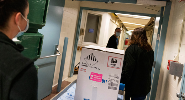 חיסונים של פייזר מגיעים לבית חולים ברוד איילנד, צילום: איי פי