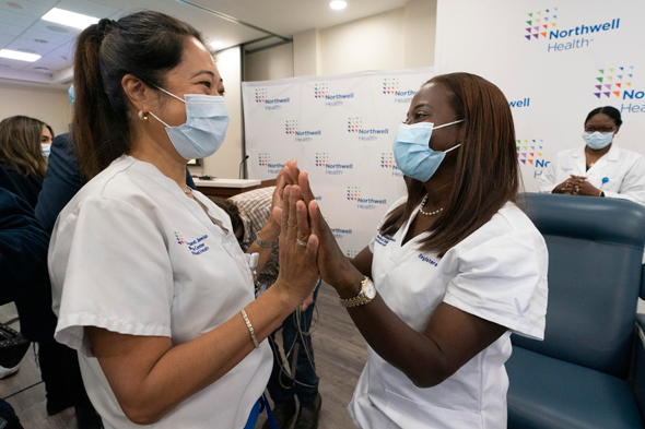 מימין: סנדרה לינדזי עם חברה לעבודה אחרי קבלת החיסון