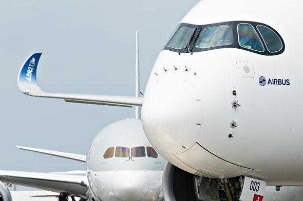 איירבוס A350. שימו לב ל"מסכה" סביב חלון הקוקפיט