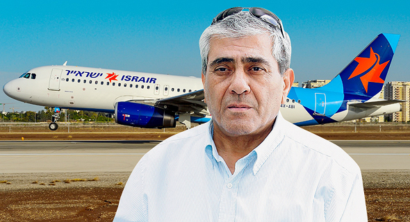 יגאל דמרי על רקע מטוס ישראייר, צילום: אוראל כהן, מוני שפיר