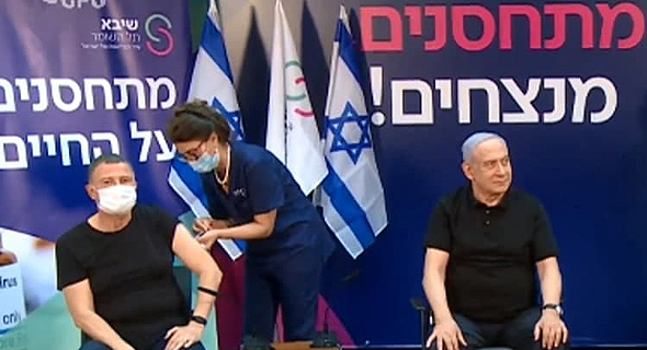 Health Minister Yuli Edelstein and Prime Minister Benjamin Netanyahu were the first Israelis to get vaccinated. Photo: GPO