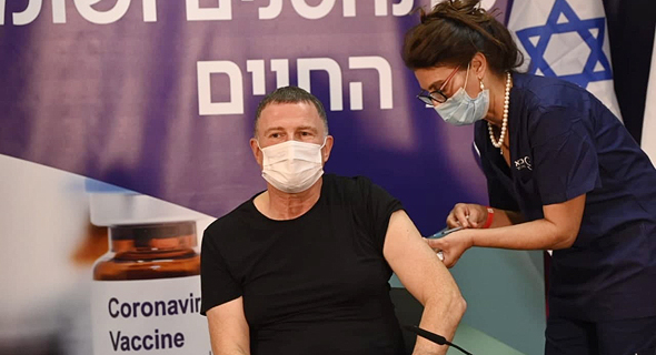 שר הבריאות יולי אדלשטיין מקבל חיסון, צילום: לע"מ 
