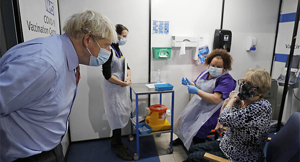 ראש ממשלת בריטניה בוריס ג'ונסון מבקר מתחסנים בבית חולים בלונדון
