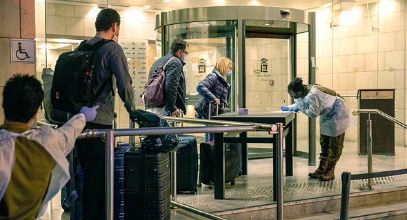 נוסעים שחזרו מלונדון והועברו ישירות למלון דן פנורמה בירושלים, צילום: עמית שאבי