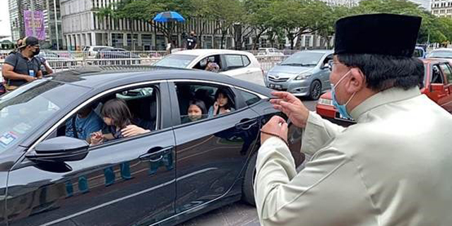 האורחים מגיעים במכוניות, צילום: facebook