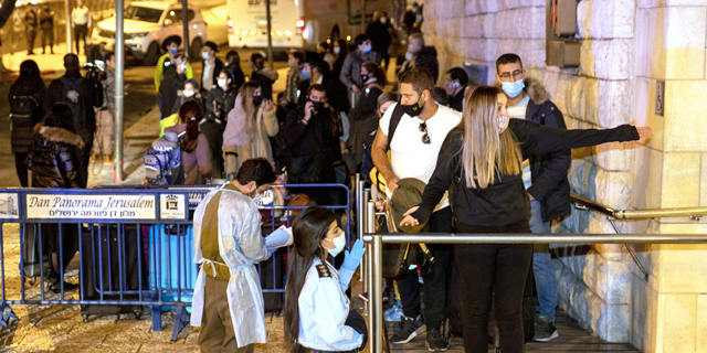 נוסעים ששבו מלונדון בכניסה למלון דן פנורמה בירושלים, צילום: עמית שאבי