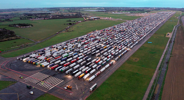 משאיות ממתינות בבריטניה למעבר לצרפת, צילום: איי אף פי